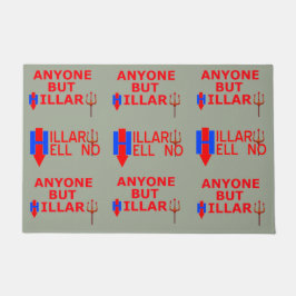 Der ursprüngliche Anti-HILLARY-Entwurf durch die Fußmatte