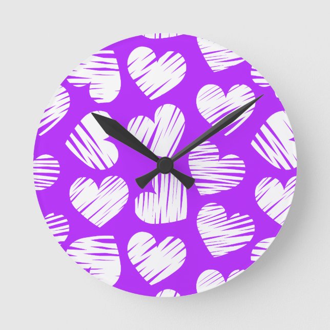 Der Valentinstag eines modernen Lila Doodled Herze Runde Wanduhr (Vorderseite)