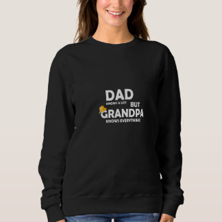 Der Vater des Mens weiß viel, aber Großvater weiß  Sweatshirt