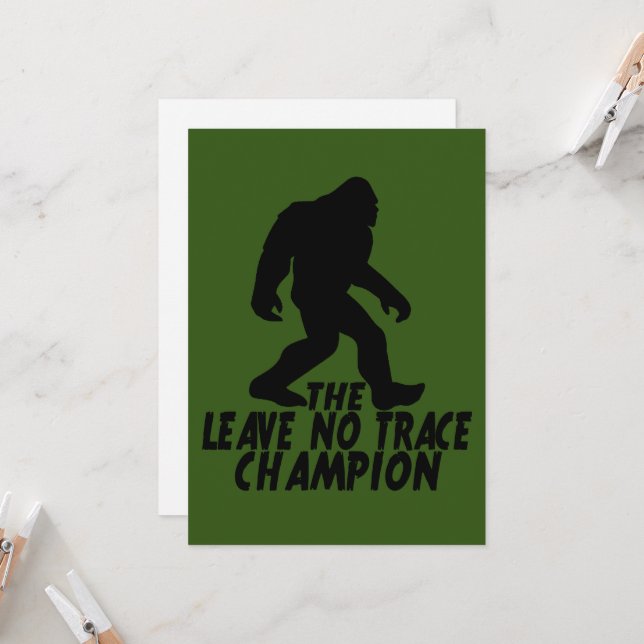 Der Verlass No Trace Champion Funny Bigfoot Einladung (Vorderseite/Rückseite Beispiel)