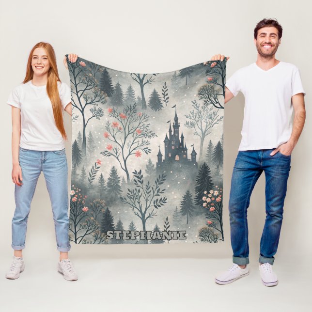 Der verzauberte Misty Forest mit dunklem Schloss - Fleecedecke (Beispiel)
