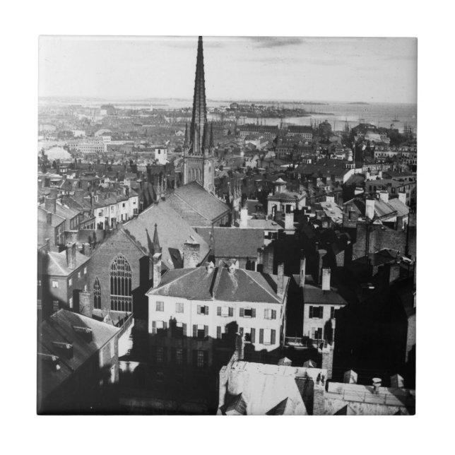 Der verzierte Helm einer Kirche in Boston Fliese (Vorderseite)