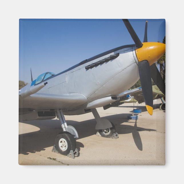 Der von Großbritannien gebaute Spitfire-Kämpfer Magnet (Vorne)