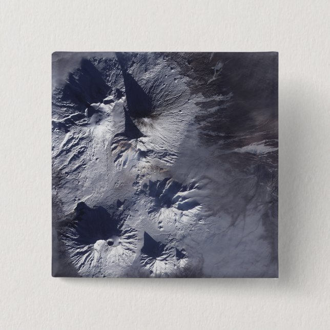 Der Vulkan Bezymianny zeigt ein bescheidenes Volum Button (Vorderseite)