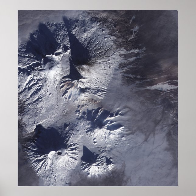 Der Vulkan Bezymianny zeigt ein bescheidenes Volum Poster (Vorne)