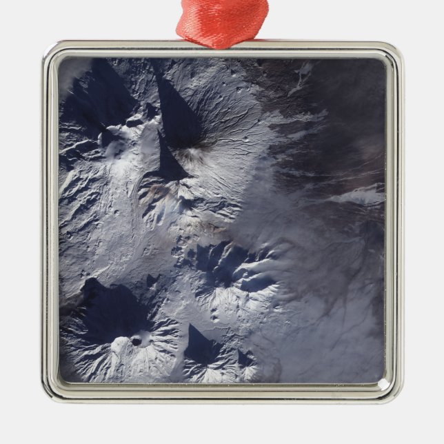 Der Vulkan Bezymianny zeigt ein bescheidenes Volum Silbernes Ornament (Vorne)