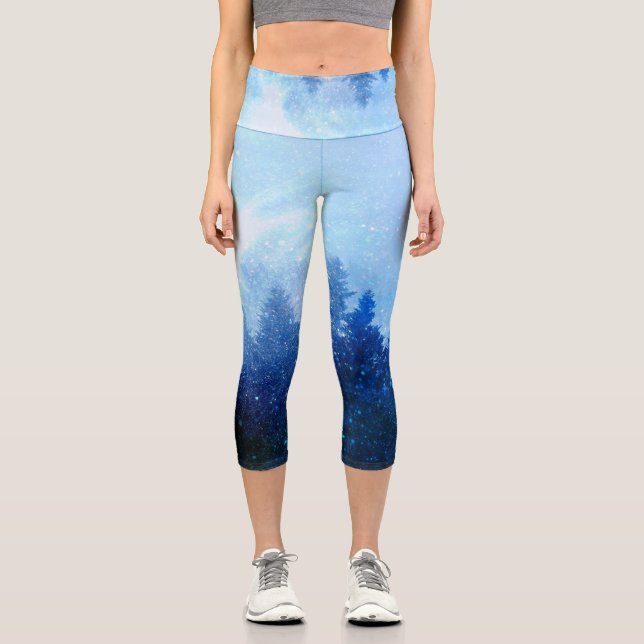 Der Wald erwacht aus dem Nebel Capri Leggings (Vorderseite)