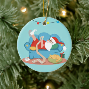 Der Weihnachtsmann auf dem Sofa im Schlafanzug Keramik Ornament