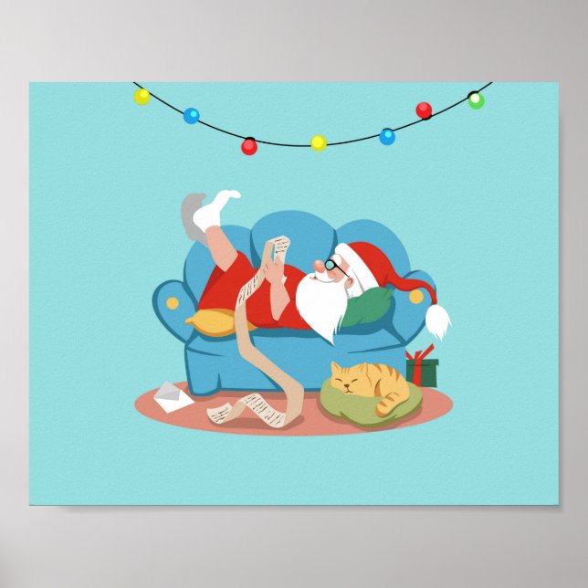 Der Weihnachtsmann auf dem Sofa im Schlafanzug Poster (Vorne)