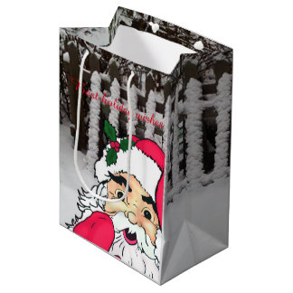 Der Weihnachtsmann auf einem Schneeballzaun Mittlere Geschenktüte