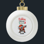 Der Weihnachtsmann schlendert durch den Schnee Keramik Kugel-Ornament<br><div class="desc">Dieses Weihnachtsgeschenk durch die Schneeballkugel wird ein tolles Geschenk machen oder großartig auf Ihrem eigenen Baum aussehen.</div>