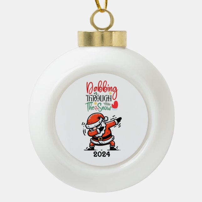 Der Weihnachtsmann schlendert durch den Schnee Keramik Kugel-Ornament (Vorderseite)