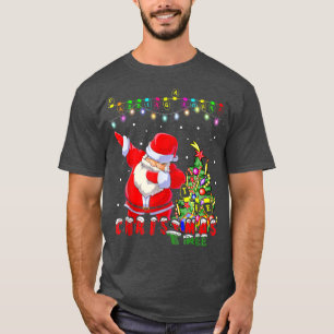 Der Weihnachtsmann spielt um den Weihnachtsbaum in T-Shirt