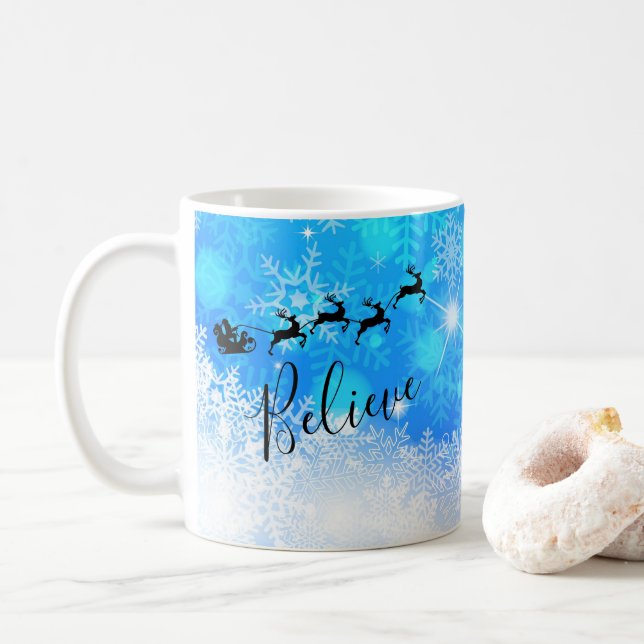 Der Weihnachtsmann und sein fliegender Rentier - G Kaffeetasse (Mit Donut)