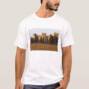 Der Weinberg mit Syrah-Reben und dem Schloss T-Shirt