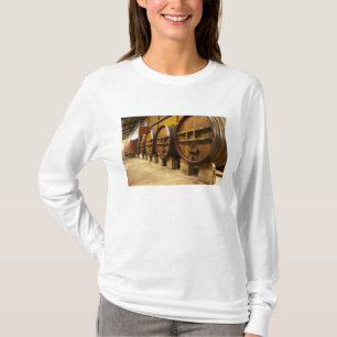 Der Weinkellerkeller mit großen alten Holzbottiche T-Shirt