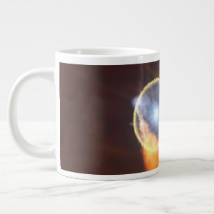 Der weiße Zwergstern in V407 Cygni Jumbo-Tasse