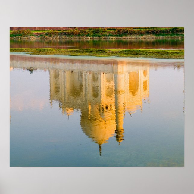 Der weltberühmte Taj Mahal-Tempel spiegelt sich in Poster (Vorne)