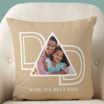Der Weltbeste Tag des benutzerdefinierten Fotos zu Kissen<br><div class="desc">Dieses Foto-Kissen der Welt bester Vater ist mit dem Wort VATER in weißer Typografie auf einem bräunlichen Hintergrund dekoriert. Einfach mit Ihrem Foto anpassbar. Macht ein perfektes Vatertagsgeschenk.</div>