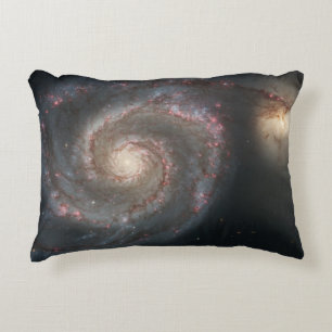 Der Whirlpool Galaxy M51 & Companion im Weltraum Dekokissen