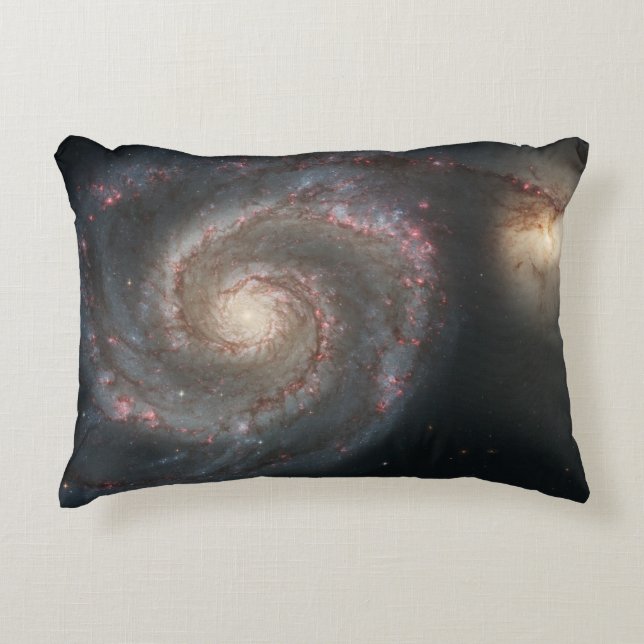 Der Whirlpool Galaxy M51 & Companion im Weltraum Dekokissen (Vorderseite)