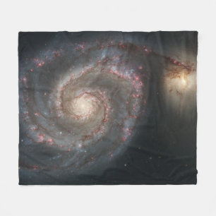 Der Whirlpool Galaxy M51 & Companion im Weltraum Fleecedecke