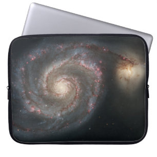Der Whirlpool Galaxy M51 & Companion im Weltraum Laptopschutzhülle