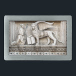 Der Winged Löwe des Heiligen Kennzeichens Rechteckige Gürtelschnalle<br><div class="desc">Der winged Löwe des Heiligen Kennzeichens wird über den Eingang des Palastes des Doges gesetzt,  der das Quadrat des Heiligen Kennzeichens von Venedig,  Italien gegenüberstellt.</div>