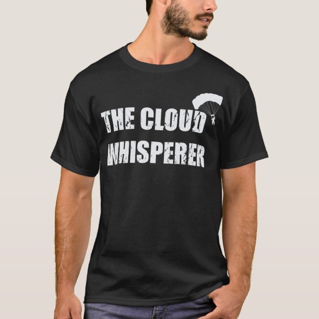 Der Wolkenflüsterer Funny Parachuting Skydiving T-Shirt (Vorderseite)