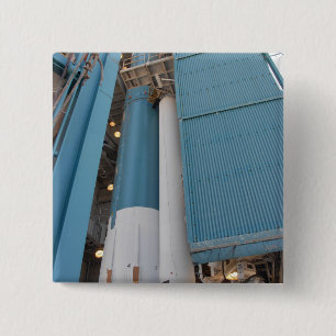 Der zweite feste Raketenmotor wird in Winkel des Button