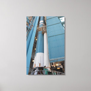 Der zweite feste Raketenmotor wird in Winkel des Leinwanddruck