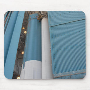 Der zweite feste Raketenmotor wird in Winkel des Mousepad