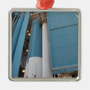 Der zweite feste Raketenmotor wird in Winkel des Silbernes Ornament