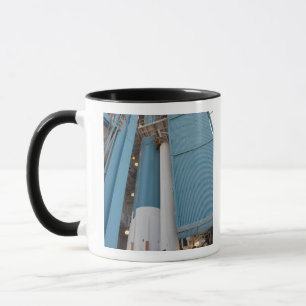Der zweite feste Raketenmotor wird in Winkel des Tasse