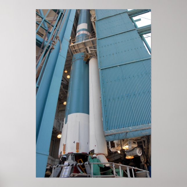 Der zweite Feststoffraketenmotor wird in den Plane Poster (Vorne)