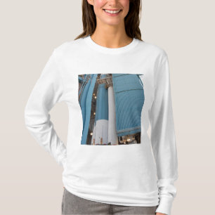 Der zweite Feststoffraketenmotor wird in den Plane T-Shirt