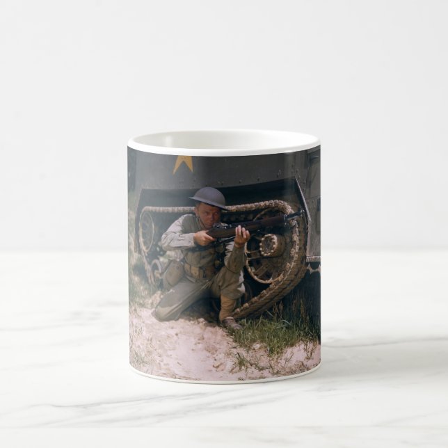 Der Zweite Weltkrieg Soldat kniet mit Garand Rifle Kaffeetasse (Mittel)
