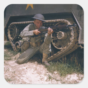 Der Zweite Weltkrieg Soldat kniet mit Garand Rifle Quadratischer Aufkleber