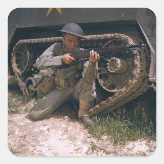 Der Zweite Weltkrieg Soldat kniet mit Garand Rifle Quadratischer Aufkleber