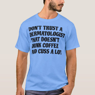 Dermatologe, der Kaffee trinkt, treibt viel T-Shirt