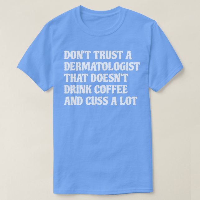 Dermatologe, der Kaffee trinkt, wird viel 1 T-Shirt (Design vorne)