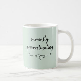 Derzeit auf Smaragdgrünem Becher prokrastinierend Kaffeetasse