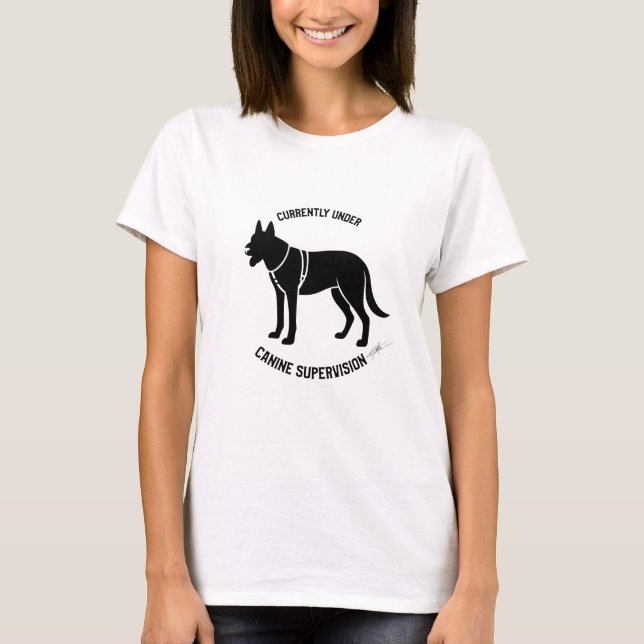 Derzeit unter Hundeüberwachung T-Shirt (Vorderseite)