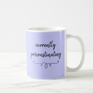 Derzeit verzögert die Lila Tasse von Periwinkle