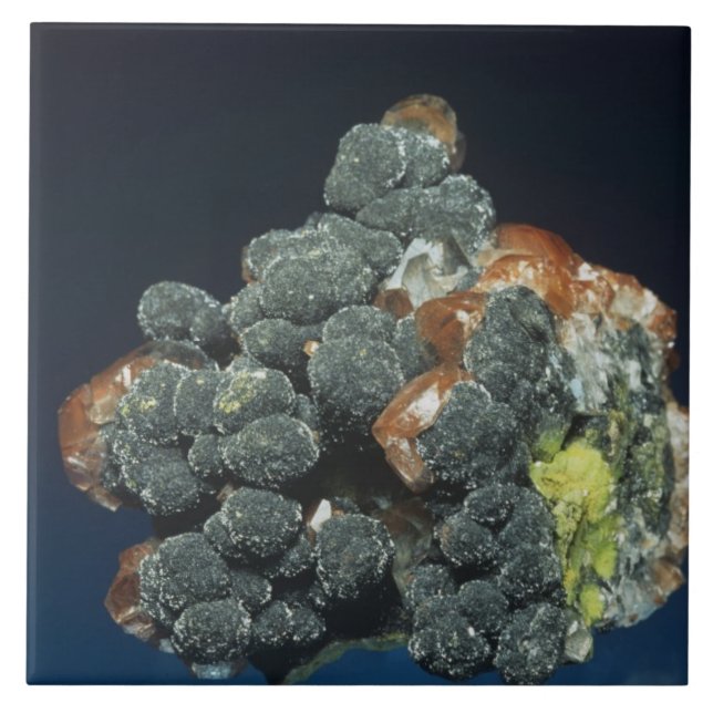 Descloizite auf Kalzit Fliese (Vorderseite)