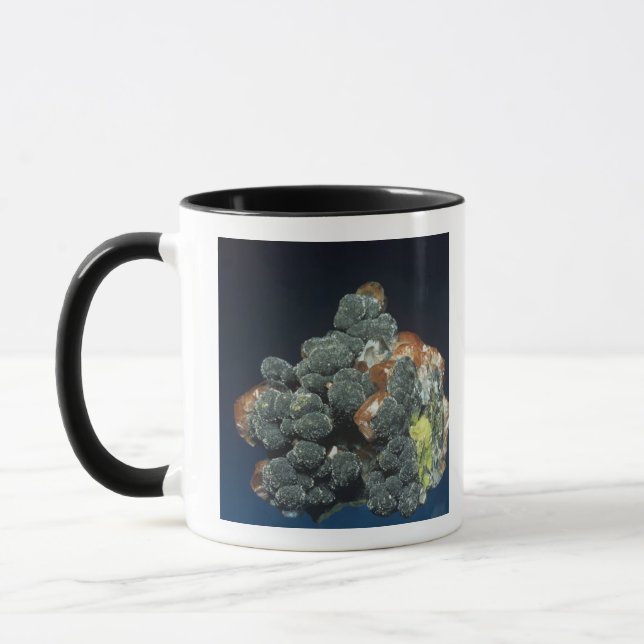 Descloizite auf Kalzit Tasse (Links)