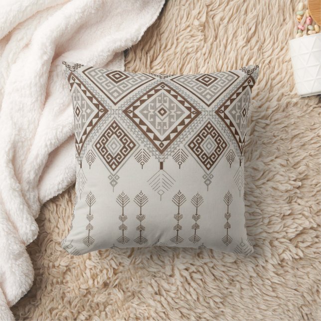 Desert Harmony – Brown Geometric Tribal  Kissen (Decke)