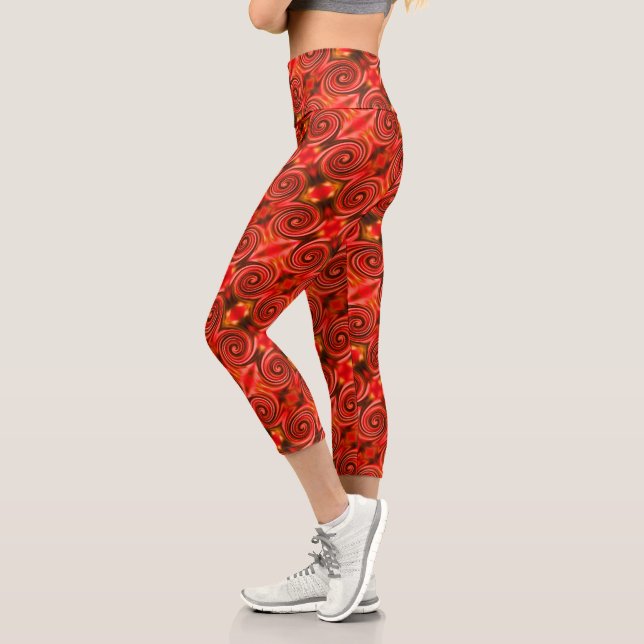 Design abstrakter, gelber Wirbel Capri Leggings (Links)