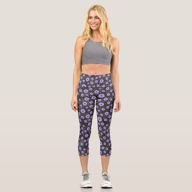 Design der lila Schädel- und Sonnenblumen-Serie 11 Capri Leggings (Vorderseite)