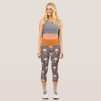 Design der orangefarbenen Schädel und Sonnenblumen Capri Leggings